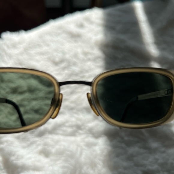 Vintage Giorgio Armani sunglasses with branded lenses. Excellent condition. - Picture 4 of 12